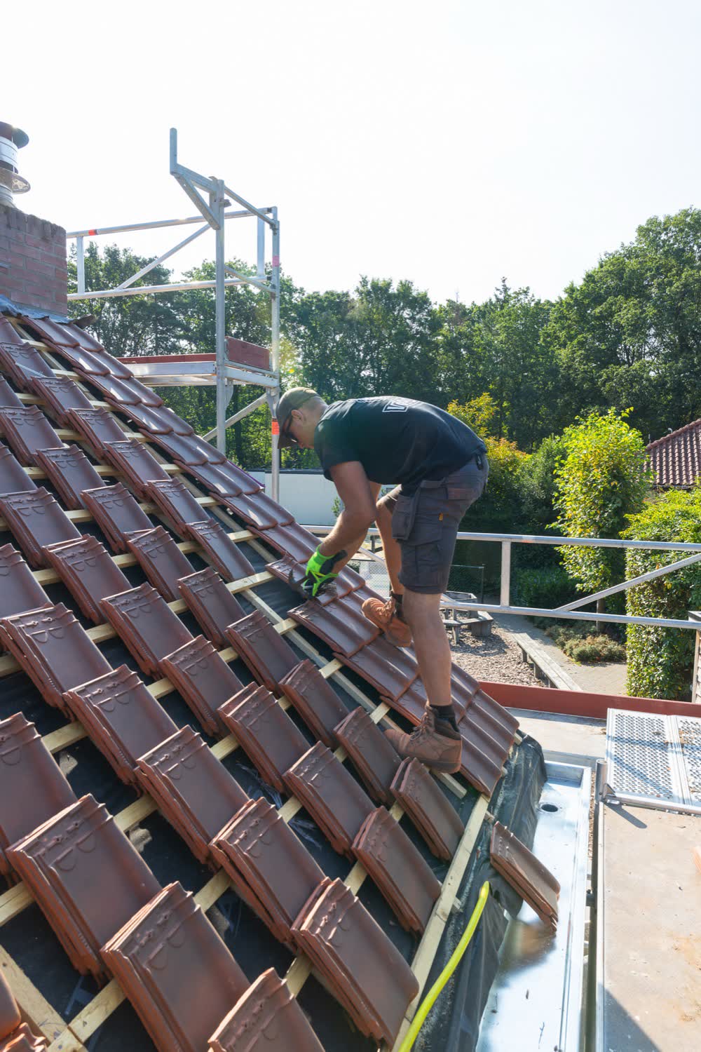 Dakdekker van Pannenbaas aan het werk op een pannendak