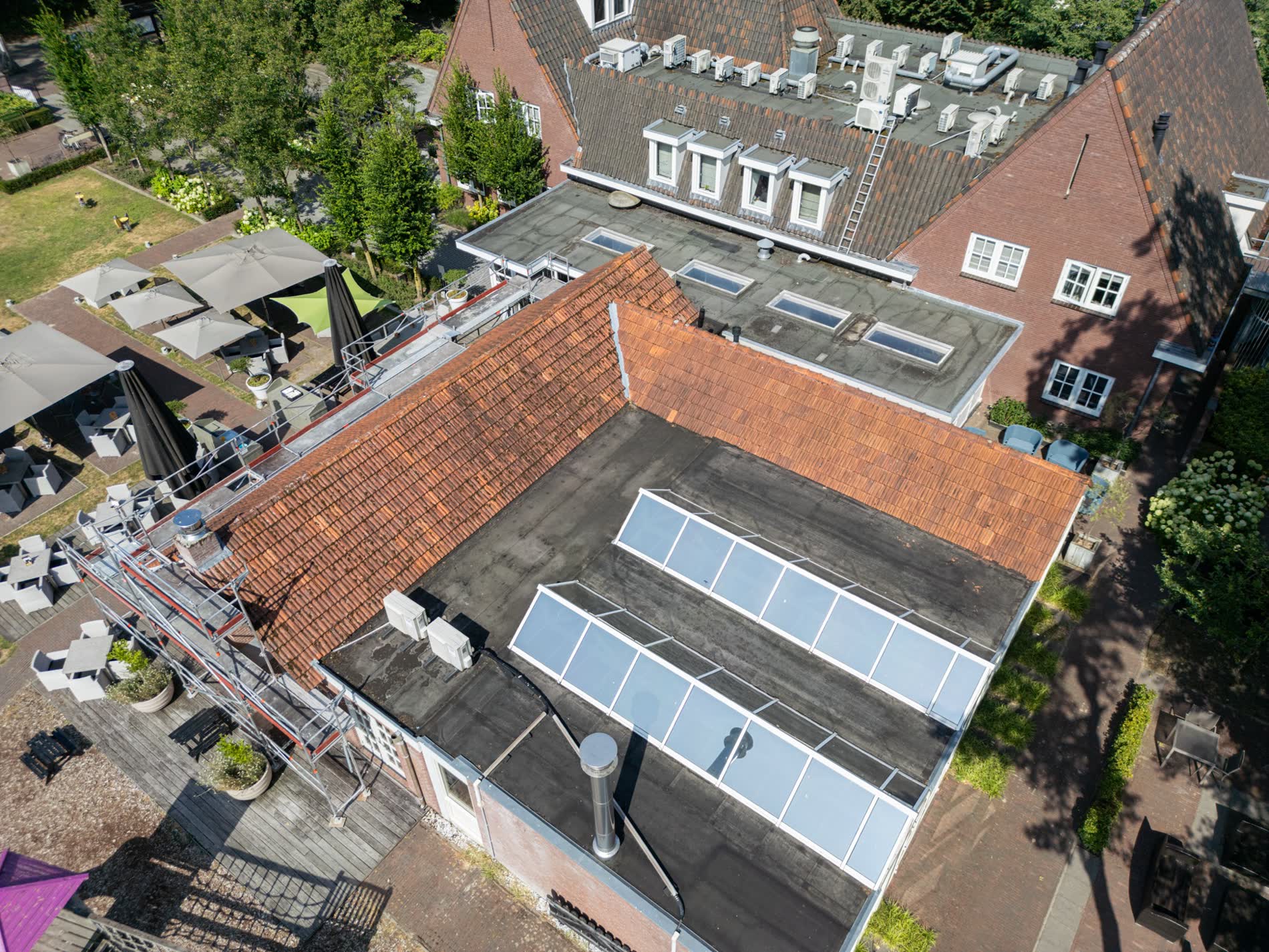 Luchtfoto van het gerenoveerde pannendak in Oisterwijk