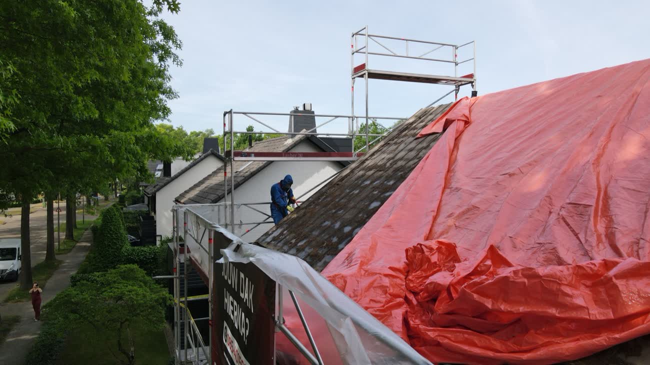 Dak afgedekt tijdens asbestsanering en renovatie