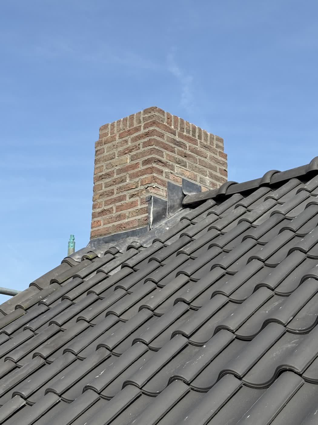 Gerenoveerde schoorsteen met nieuw loodwerk